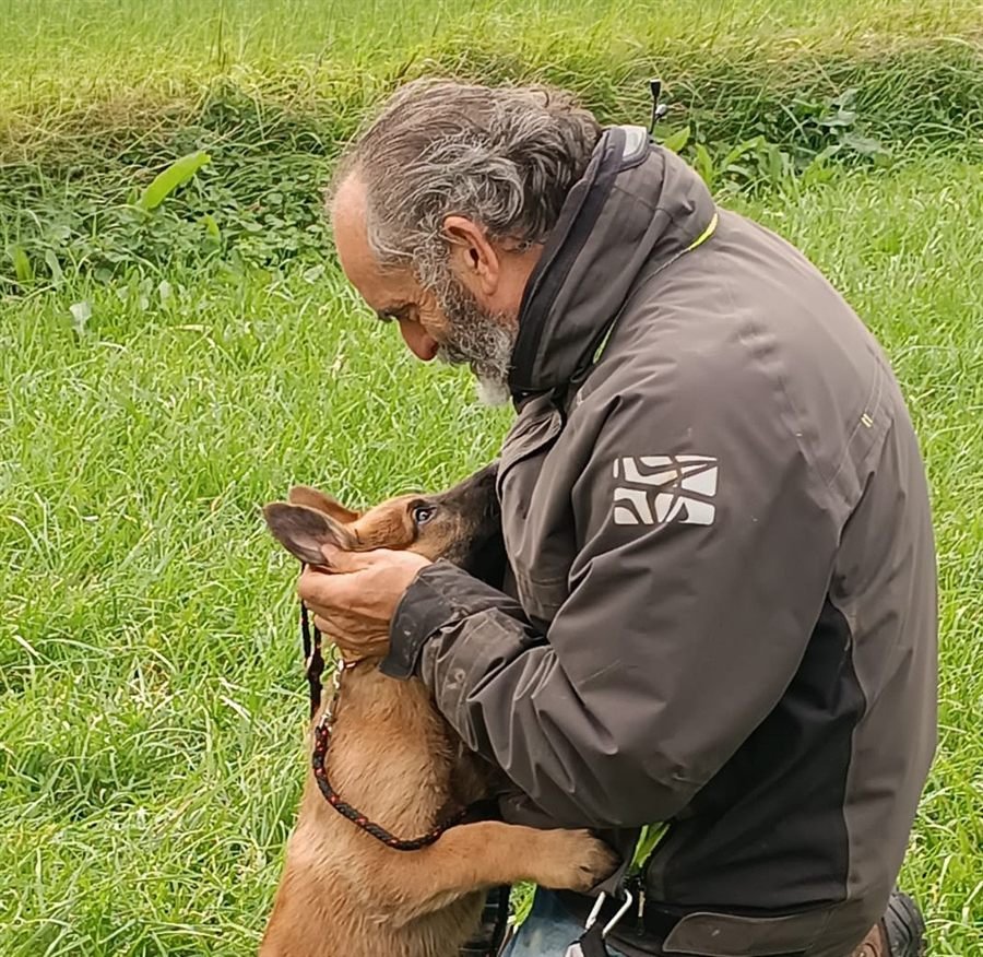 Deo Villasante con un cachorro de pastor en el campo de adiestramiento de Lankor, Gatika (Bizkaia)