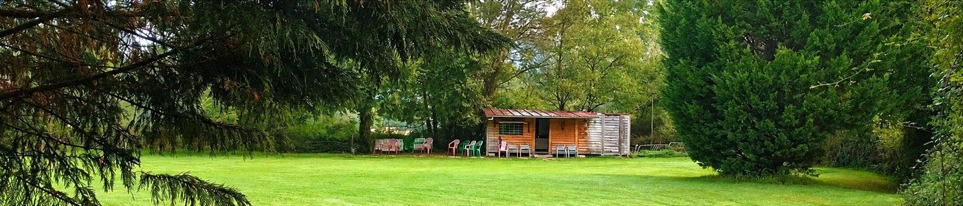 Instalaciones de Club Canino Lankor en Gatika, con campo de césped y caseta de madera